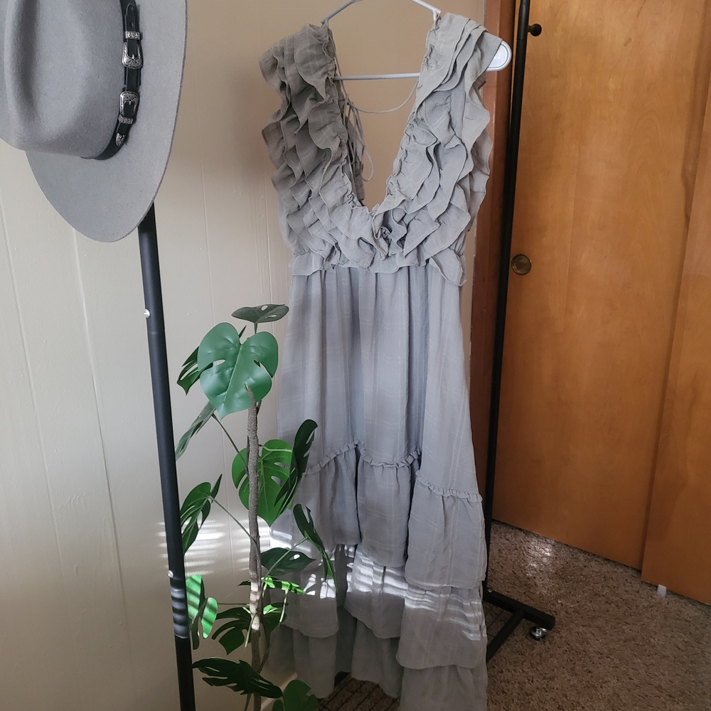 Storia Sage Green Deep V-Neck Ruffle Maxi Dress M